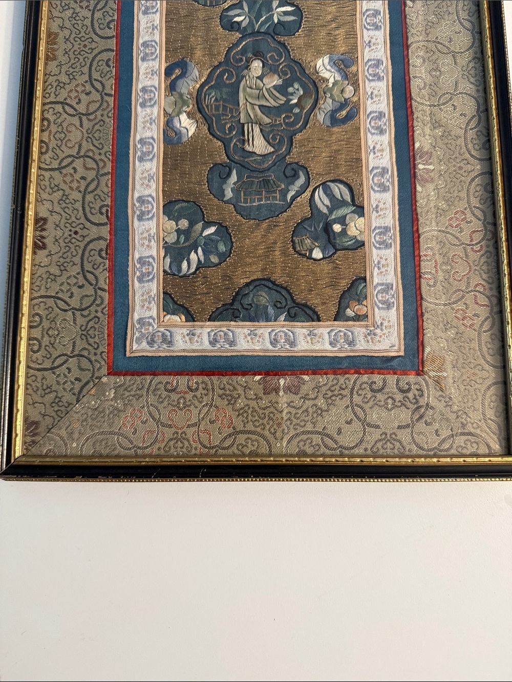 Vintage Chinese Silk Embroidery Framed by Wah Cheong Hong Kong MCM Brass hanger - Picture 14 of 14